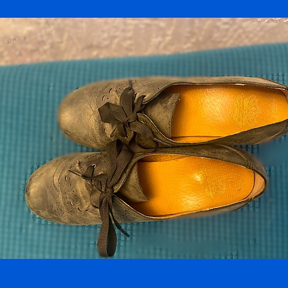 Teal Oxford Heels - Picture 2 of 3